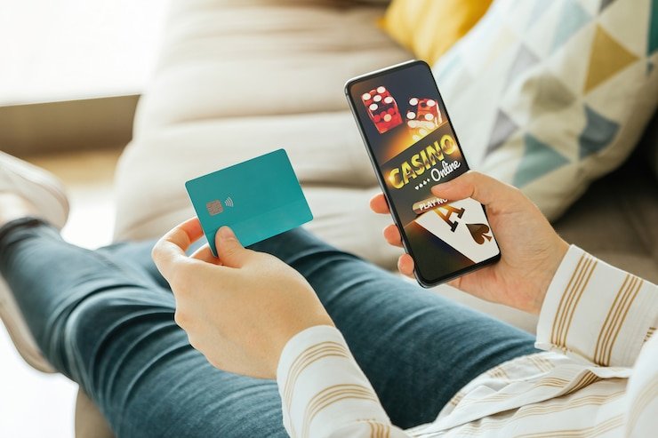 Pengguna memeriksa pembayaran melalui ponsel